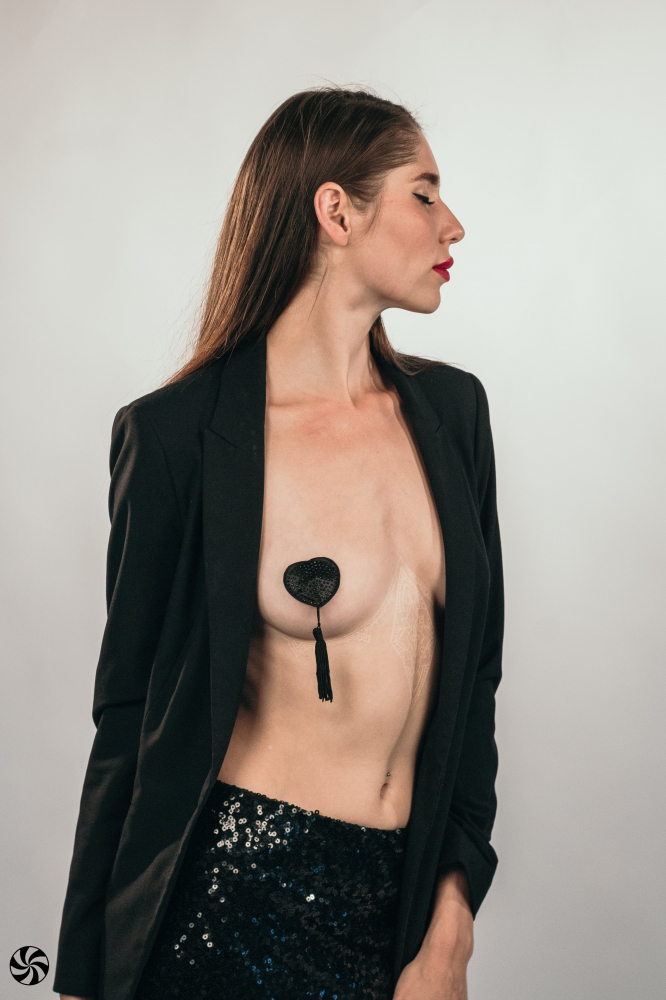 3635-01 Пэстисы "Сердце" с черными стразами и кисточкой